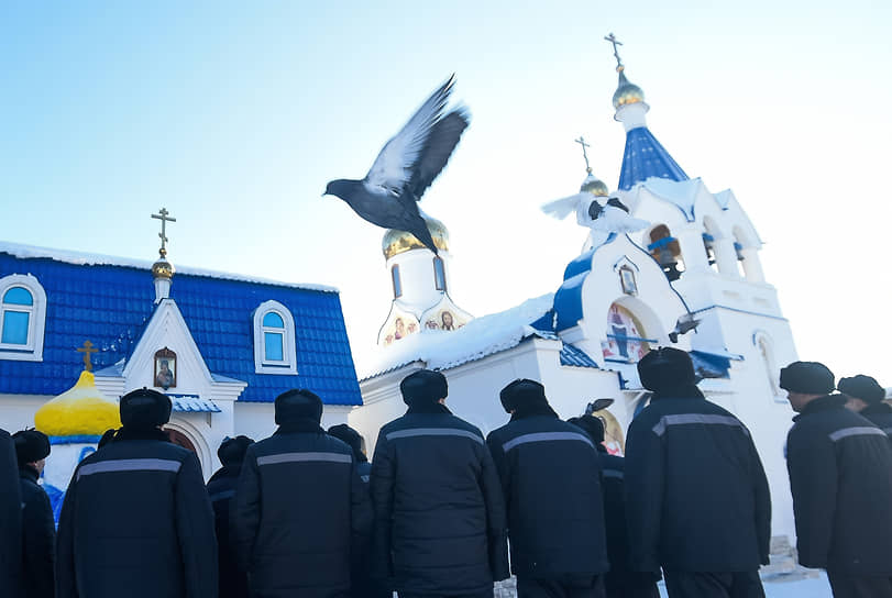 Осужденные наблюдают за омовением в честь Крещения Господня в исправительной колонии №18 в Новосибирске