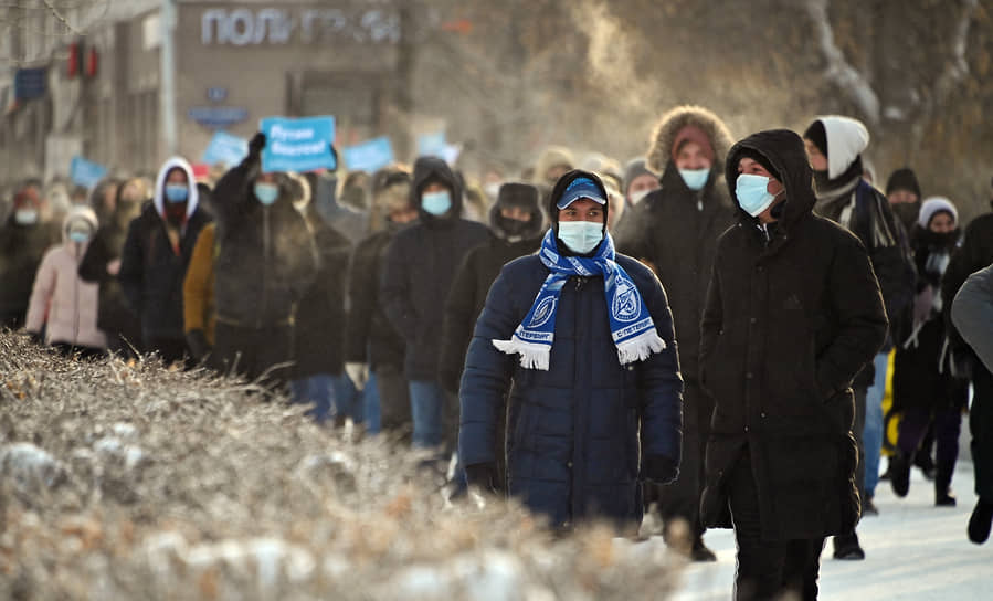 Митинг в поддержку политика Алексея Навального в Омске. Сотрудники полиции во время задержания участников митинга