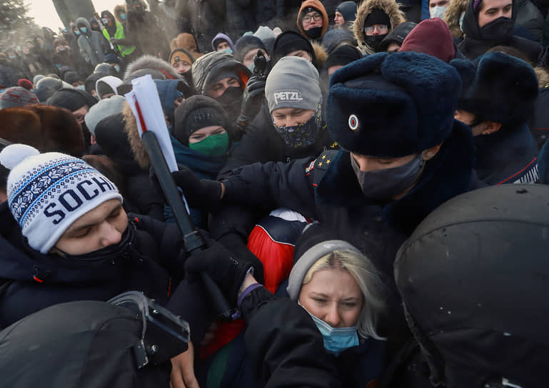 Акция в поддержку задержанного оппозиционера Алексея Навального на площади Ленина. Сотрудники полиции во время задержания участников акции