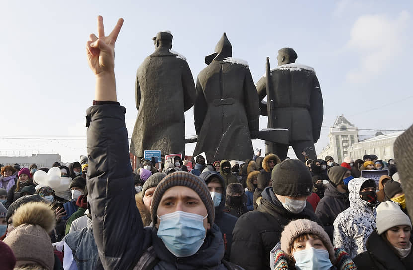 Шествие в поддержку политика Алексея Навального на Красном проспекте и площади Ленина в Новосибирске