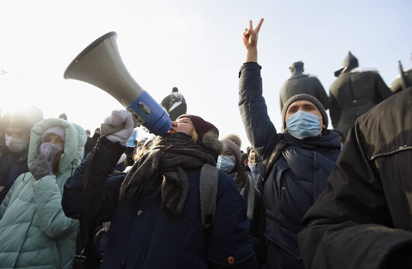 Участники во время несогласованная акция на площади Ленина в Новосибирске