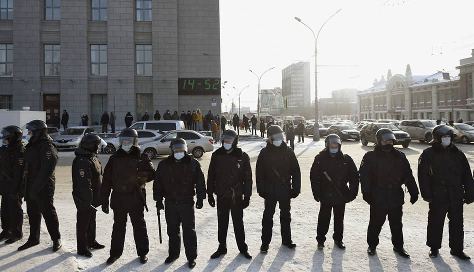 Митинг в поддержку политика Алексея Навального на Площади Ленина в Новосибирске. Сотрудники полиции во время митинга