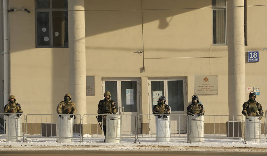 Несанкционированная акция в поддержку оппозиционера Алексея Навального в Новосибирске. Оцепление вокруг Правительства Новосибирской области