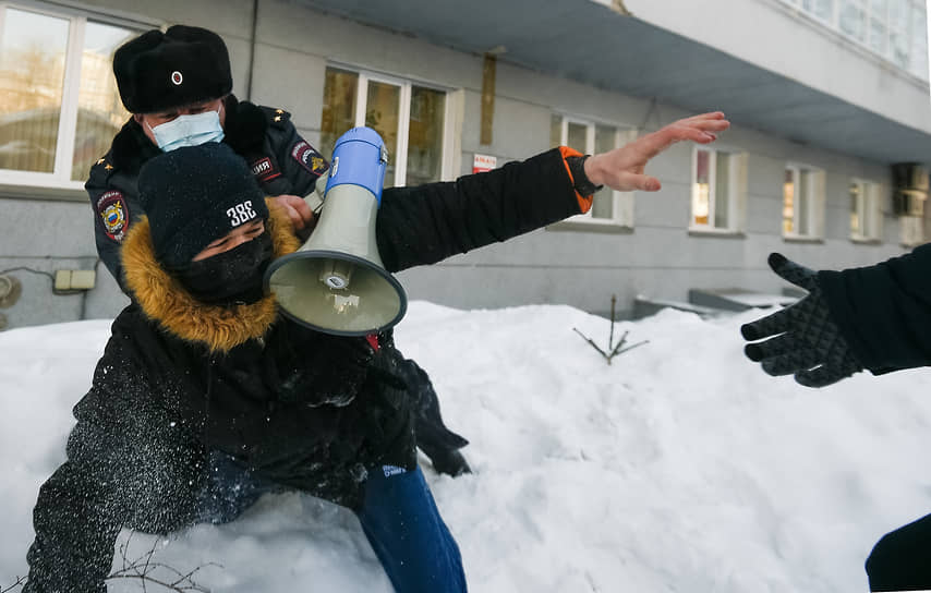 По данным «ОВД-Инфо» на несанкционированной акции в поддержку оппозиционера Алексея Навального в Новосибирске задержали 103 человека