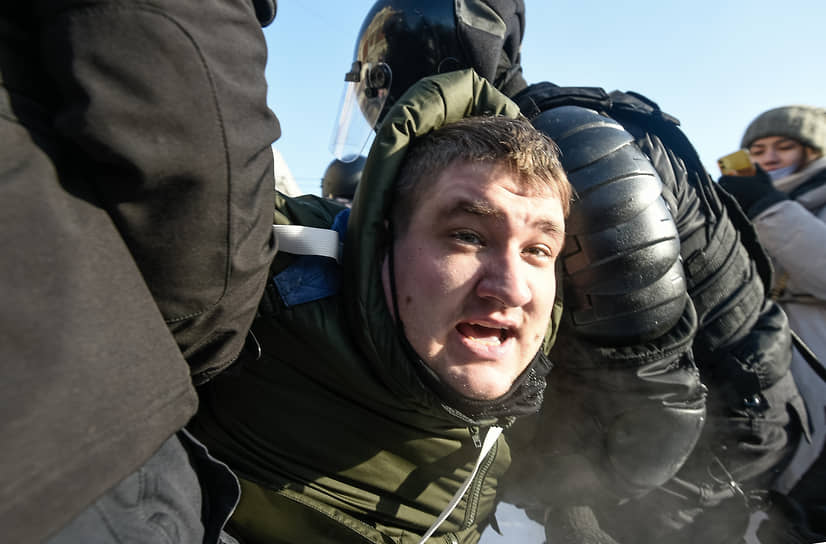 С самого утра сотрудники полиции дежурили на станции метро «Красный проспект», откуда сторонники Алексея Навального планировали начать шествие