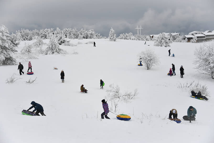 И, конечно, куда без традиционных видов зимнего отдыха — катания на плюшках. В сибирских городах организовано много мест, где родители с детьми могут спуститься с горы как на плюшках, так и на санках и ледянках