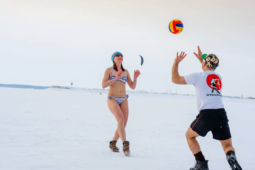 Спортивные сибиряки играют в пляжный волейбол не только летом. Закаленные жители могут себе позволить выйти с мячом и в холодное время года