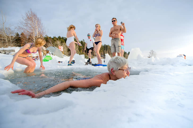 Любителей поплавать не остановили морозы в Новосибирской области. Моржи загорали на льду и купались в проруби Обского водохранилища.