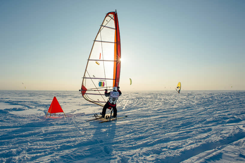 Для того, чтобы заняться этим необычным видом спорта, в первую очередь нужны парус, лыжи или сноуборд, а так же ветреная погода