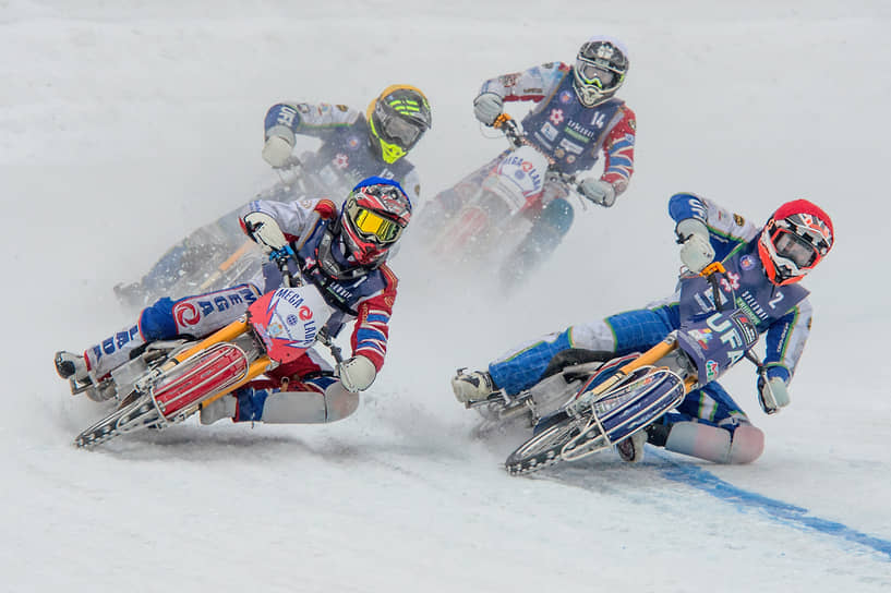 Те, кто предпочитает мотоциклы и скорость, занимаются спидвеем. В январе в Новосибирске прошел первый финал Кубка России по мотогонкам на льду, в котором приняли участие 16 человек