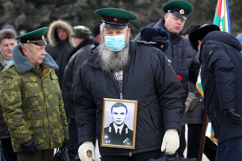 В Барнауле почтили память погибшим воинам интернационалистам. Чиновники, общественники, бывшие военные и родственники погибших солдат, исполнявших служебный долг за пределами Отечества, собрались в понедельник, 15 февраля, на площади Ветеранов в центре Барнаула