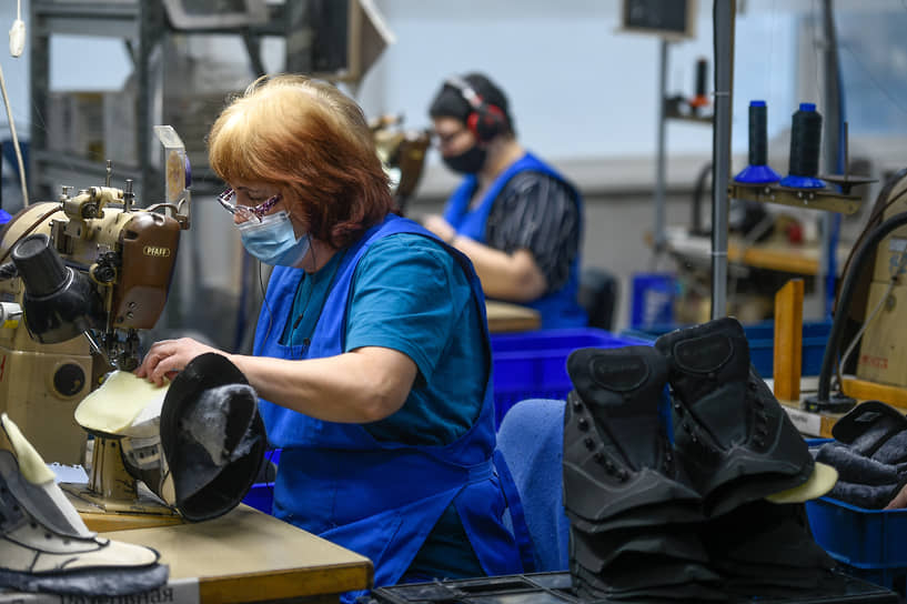Сотрудница на этапе производства на предприятии «Обувь России» в Бердске