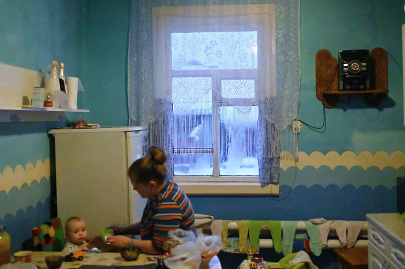 Жизнь и быт в отдаленных поселениях Сибирского федерального округа. Деревня Литовка Омской области. Мама кормит ребенка 
