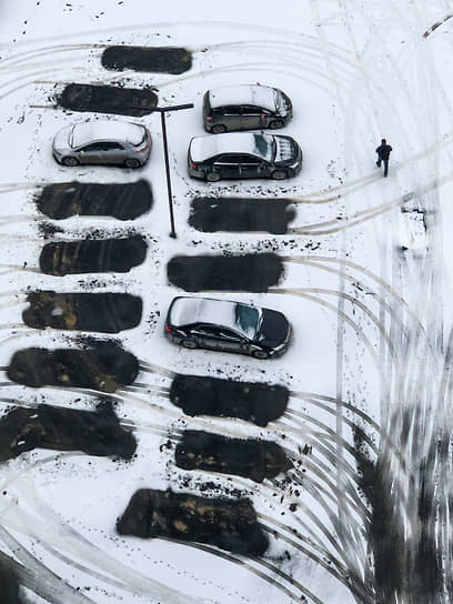 Виды Новосибирска. Заснеженная парковка в одном из жилых комплексов в Новосибирске. Следы от автомобилей на снегу