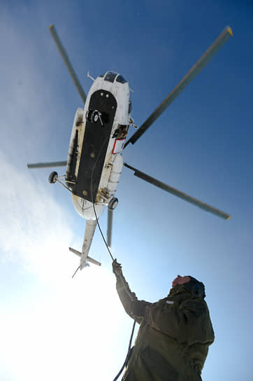 Участники парашютно-десантной пожарной службы ГАУ НСО «Новосибирская авиабаза» во время тренировки по спуску с вертолета МИ-8 со специальным спусковым устройством на аэродроме «Бердск-Центральный»
