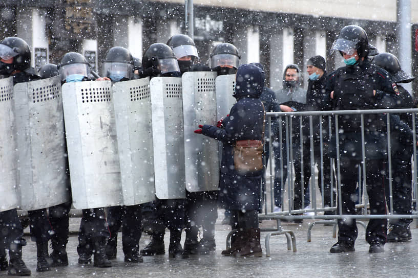 Несогласованная акция в поддержку оппозиционера Алексея Навального в Барнауле. Сотрудники полиции во время акции