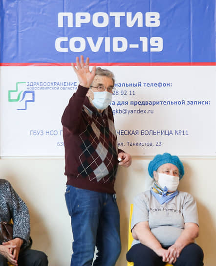 Работа мобильного пункта вакцинации от COVID-19 в одном из ТРЦ в Новосибирске. Очередь на вакцинацию