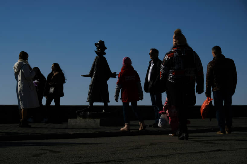 Люди прогуливаются по набережной Томска у знаменитого памятника А. П. Чехову