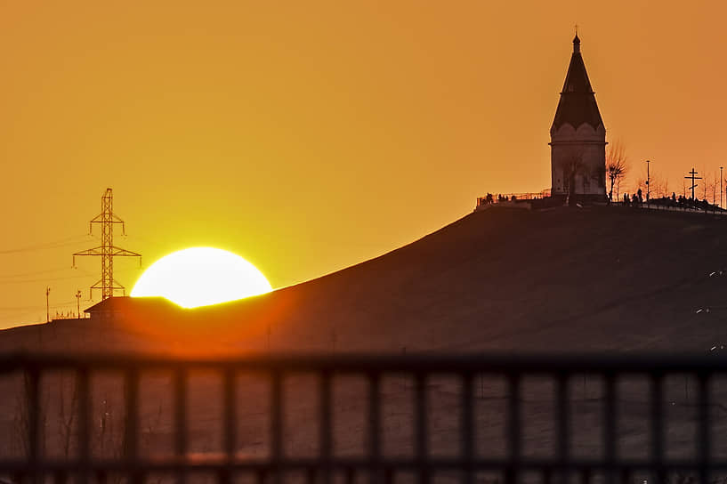 Символ города Красноярска Часовня Параскевны Пятницы на фоне заходящего солнца