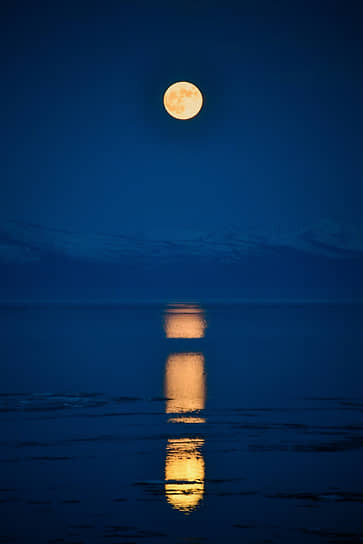 Виды Северобайкальска. Луна отражается в озере Байкал