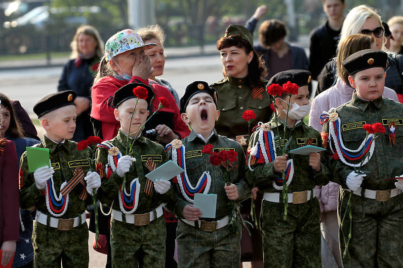 Празднование Дня Победы в Барнауле. Дети в солдатской форме во время праздничных мероприятий в центре города