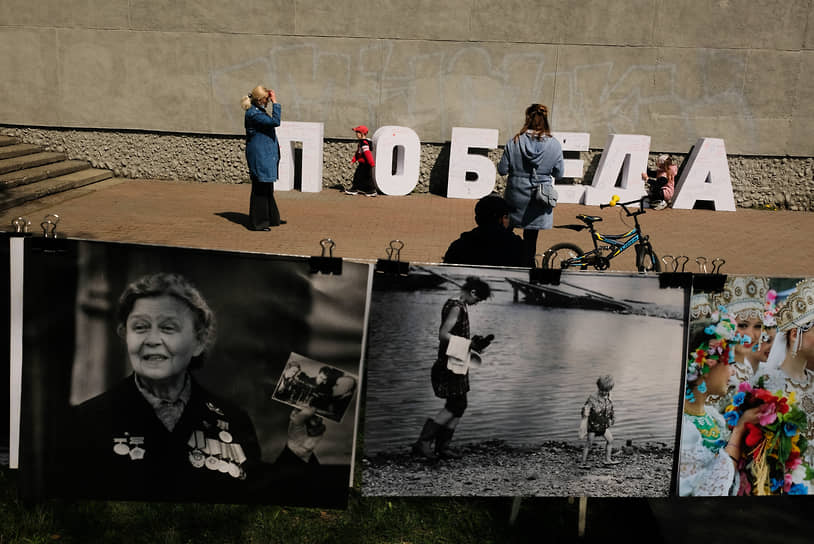 Выставка фотографий в формате фото-сушки у Дома творческих союзов в Новокузнецке