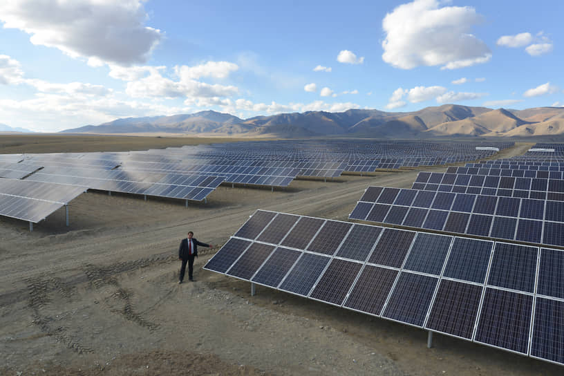 Сегодня в регионе развивается направление альтернативной энергетики. В 2020 году введена в эксплуатацию Чемальская солнечная электростанция, завершившая проект строительства солнечной генерации из восьми СЭС в регионе. Их совокупная годовая выработка позволит обеспечить электроэнергией более 30% потребления региона. На фото: Кош-Агачская солнечная электростанция