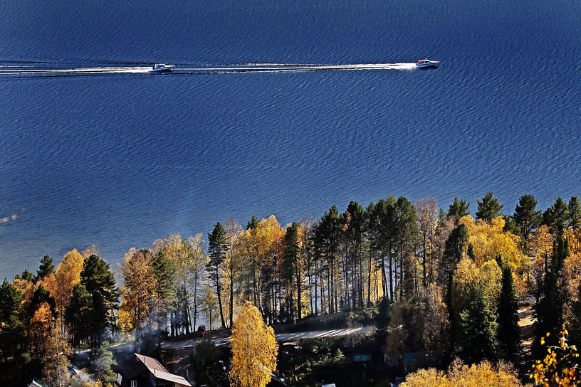 К числу основных туристических объектов региона относится Телецкое озеро, занимающее площадь более 230 кв. км