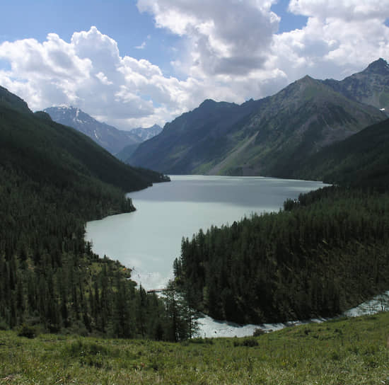 Среди уникальных природных объектов Алтая можно также выделить каскад Каракольских озер в Чемальском районе (вода в каждом из семи озер отличается по цвету и химическому составу от других)