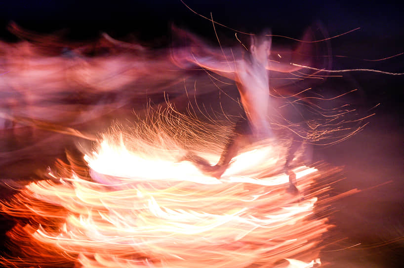Древние славяне зажигали купальский костер от огня добытого трением. Через огонь прыгали, водили вокруг него хороводы, пели песни и танцевали