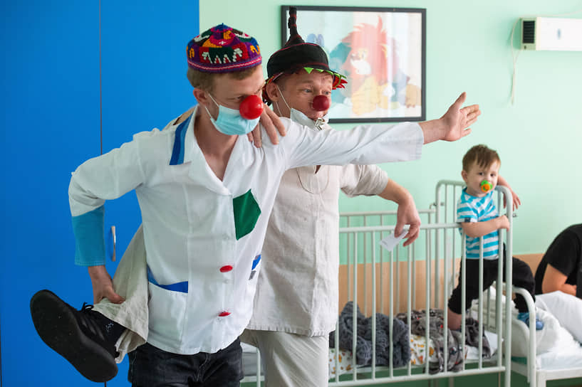 «Возвращаем детство в больницы» — такой девиз у больничных клоунов из новосибирской автономной некоммерческой организации «Больничные клоуны НОС»