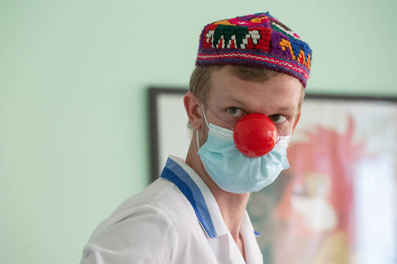 Еще один волонтер Паша Овчаров в клоунаде уже четыре года