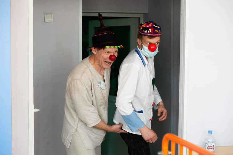 Больничные клоуны в Новосибирске появились в декабре 2012 года. Они регулярно, 1-2 раза в неделю, посещают больницы и интернаты города