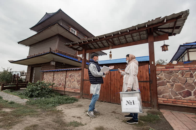Представители избиркома на выездном голосовании в Новосибирской области