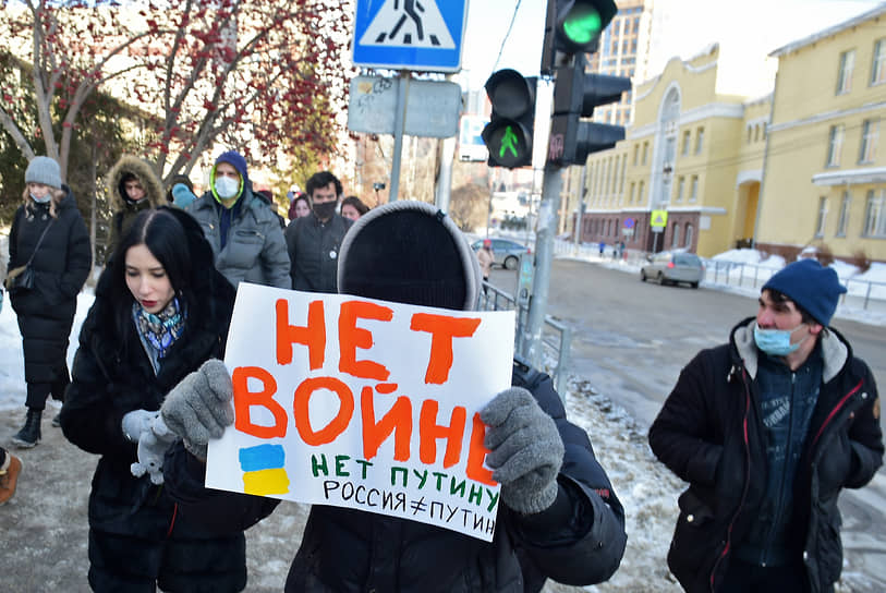 На площади перед ГПНТБ полиция задержала двоих протестующих. Еще несколько были задержаны, когда участники несанкционированной акции двинулись по улицам города 