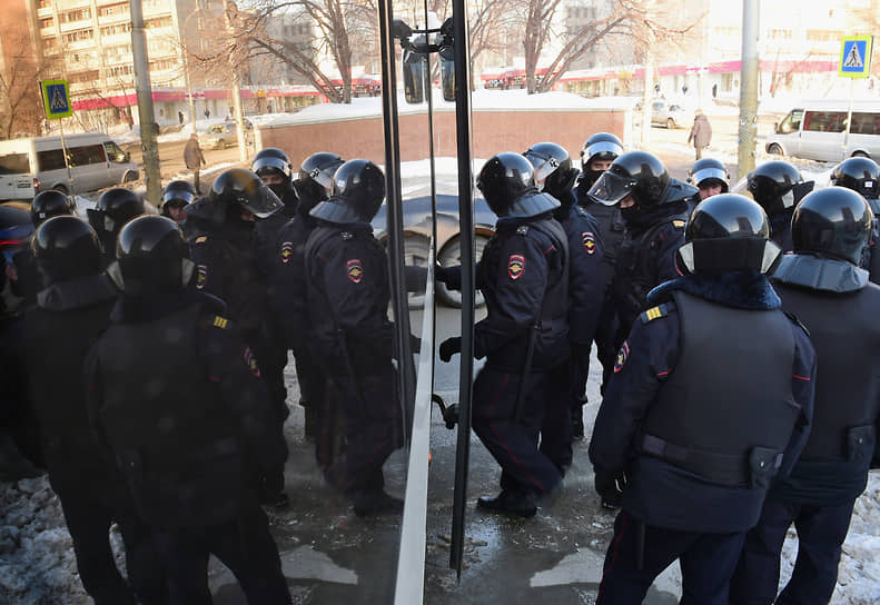 На несогласованной акции правоохранителями было задержано не менее восьми человек