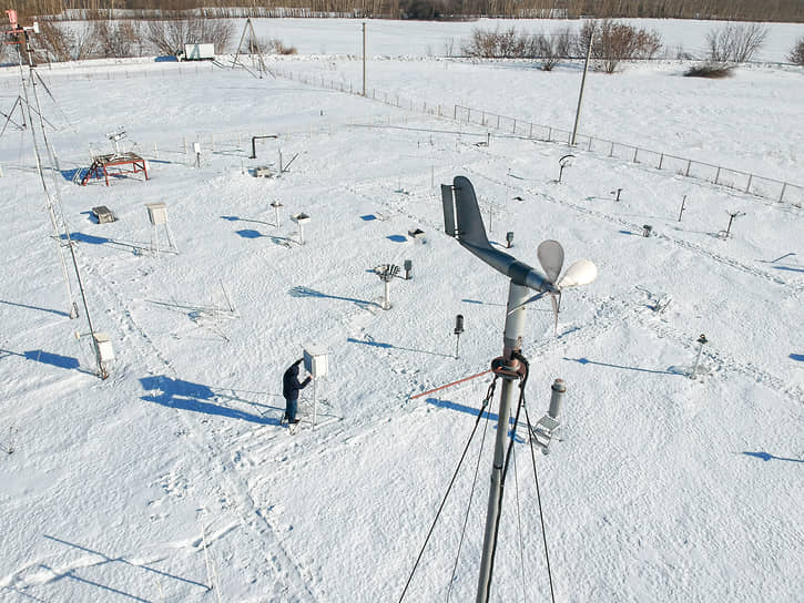 Метеоплощадка находится в поле за городом, так как ничего не должно мешать движению ветра и осадков, закрывать обзор.  В Огурцово не просто фиксируют температуру. Станция занимается наблюдениями за активностью солнца и теплобалансом, фиксирует загрязнения воздуха, снега и почвы