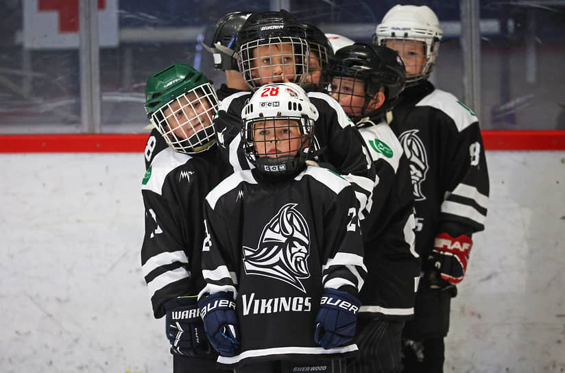 Детская хоккейная команда из ДНР &quot;Викинги&quot; во время товарищеского матча с командами в Барнауле, Алтайский край
