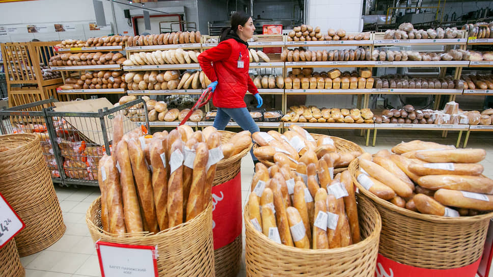 Готовая хлебная продукция на прилавках в одной из торговой сети