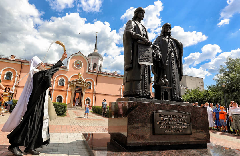 Церемония открытия памятника святым Петру и Февронии в сквере Богоявленского собора. Митрополит Томский и Асиновский Ростислав во время церемонии