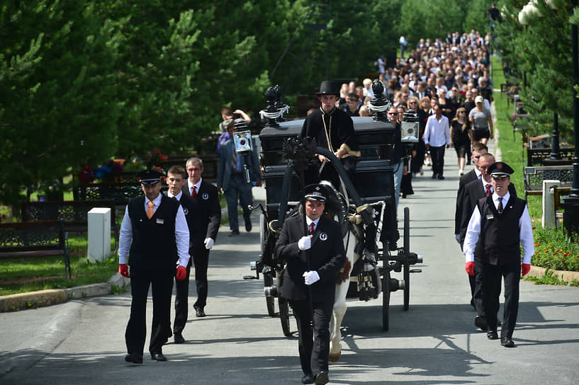 Церемония прощания с основателем и владельцем Новосибирского крематория и Музея смерти Сергеем Якушиным. Конный лафет с гробом во время траурной процессии 