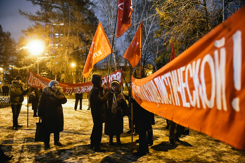 В СССР 7 ноября отмечалась годовщина Великой Октябрьской социалистической революции 1917 года, в 1996 году этот праздник был переименован в День согласия и примирения, а затем упразднен