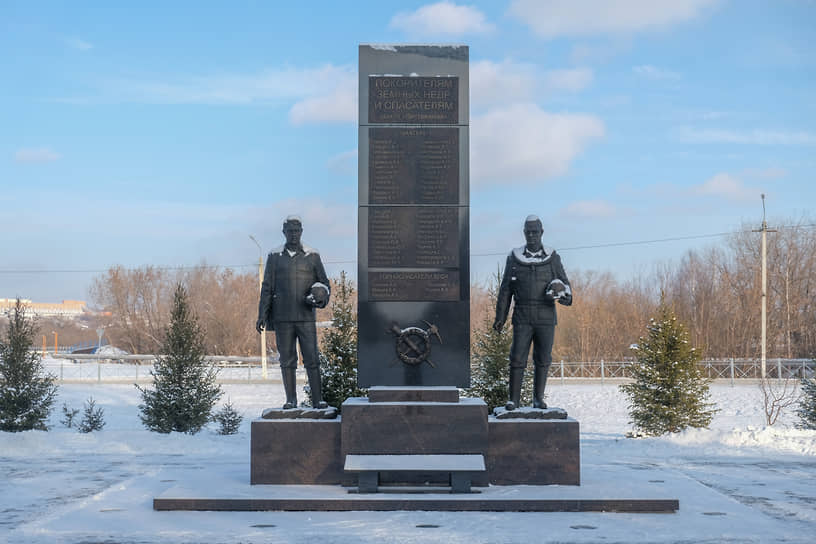 24 августа в поселке Грамотеино в Кузбассе открыли мемориал погибшим на «Листвяжной». Решение о его установке было принято на встрече губернатора региона Сергея Цивилева с родными и близкими погибших. Скульптурный комплекс включает в себя фигуры шахтера и горноспасателя, а также гранитную плиту с именами 51 погибшего на «Листвяжной»