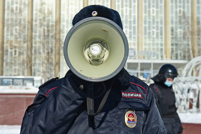 Несогласованная акция на площади Пименова в Новосибирске. Сотрудник полиции во время оцепления 26 февраля 