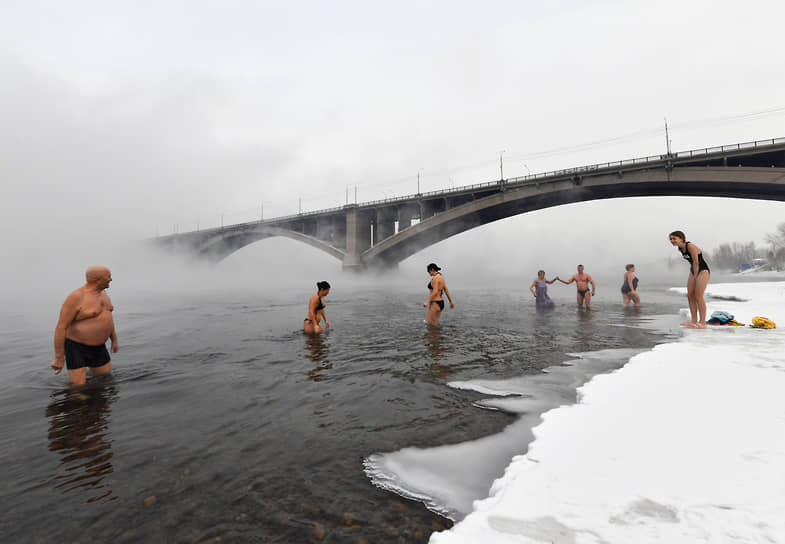 Крещенские купания в акватории реки Енисей в Красноярске. Участники клуба закаливания и зимнего плавания &quot;Криофил&quot;.