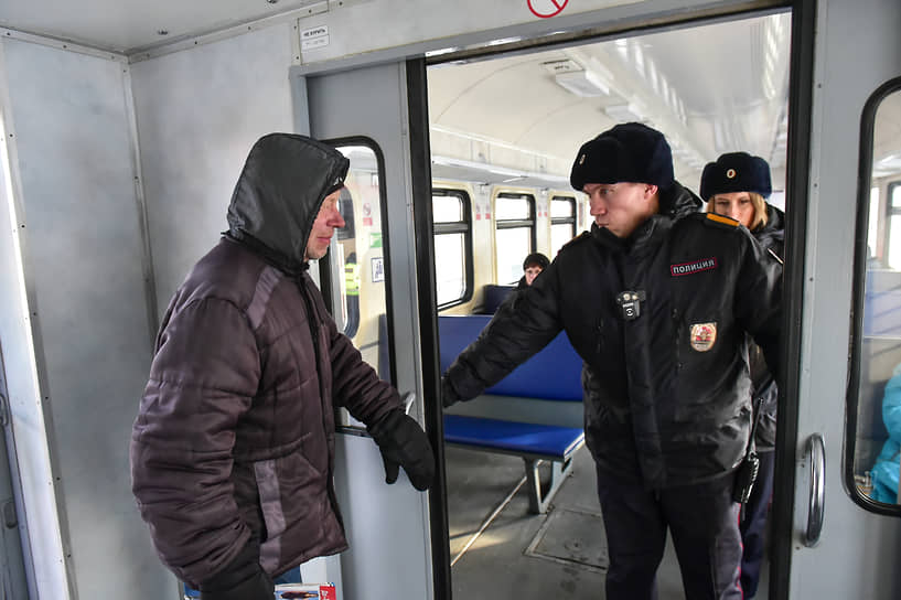 Круглосуточно сотрудники транспортной полиции несут службу на транспортных магистралях, вокзалах, пристанях, в аэропортах и других общественных местах