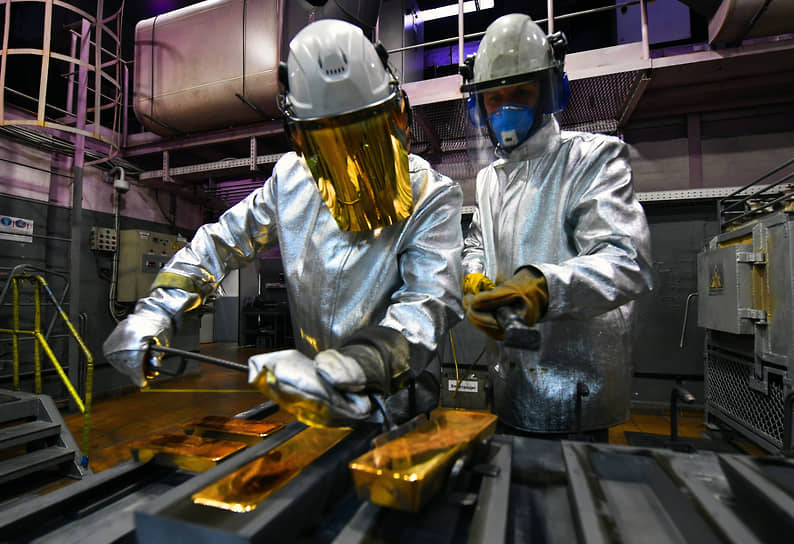 Рабочие во время выплавки слитков золота на предприятии &quot;Красцветмет&quot; в Красноярске.