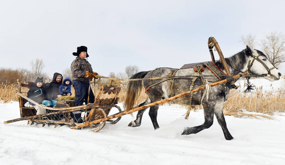 Жители села Сухобузимское Красноярского края во время Масленичных гуляний.