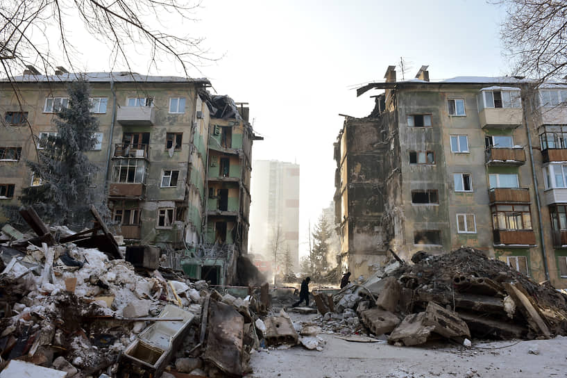 Вид на разрушенный в результате взрыва бытового газа жилой дом в Новосибирске. 9 февраля произошел взрыв газа, в результате которого обрушились два подъезда пятиэтажного жилого дома. Погибли 15 человек. 