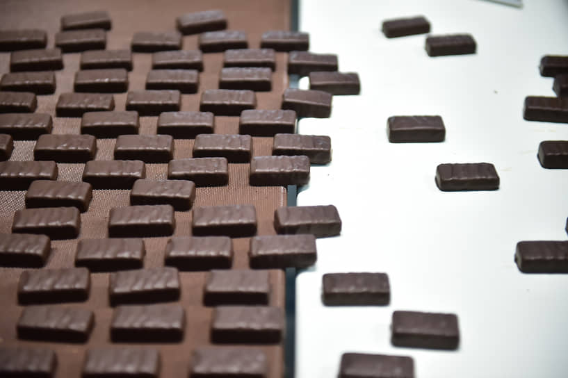 Производство шоколадных конфет на шоколадной фабрике &quot;Новосибирская&quot; в Новосибирске.